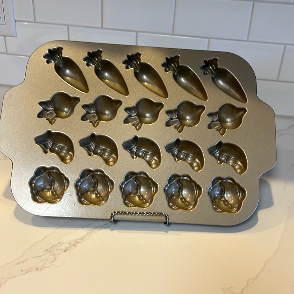 RARE, Retired Williams Sonoma Nordic Ware Garden Patch vegetable cakelet pan